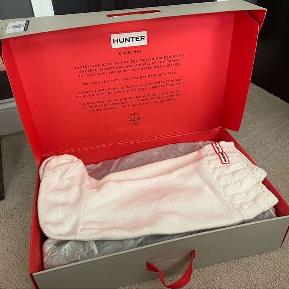 Hunter Tall Org Black Gloss Adjustable Back Rain Boots and Cable Knit Boot Socks - Picture 11 of 16